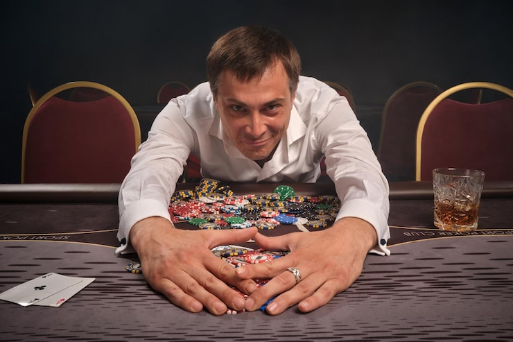 Krupier rozdający karty do blackjacka