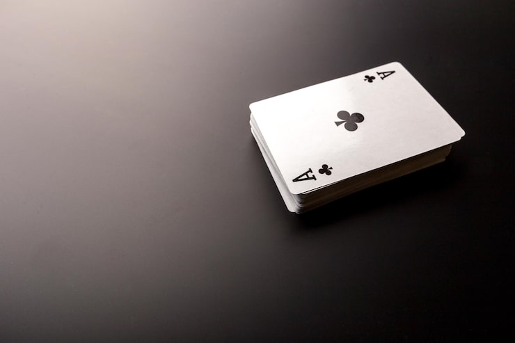 Karty pokerowe na stole
